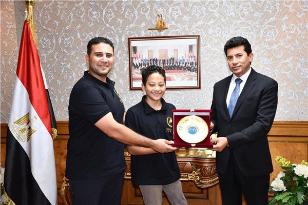 وزير الرياضة يكرم بطل الفروسية محمود سامح بعد هزيمته للسرطان