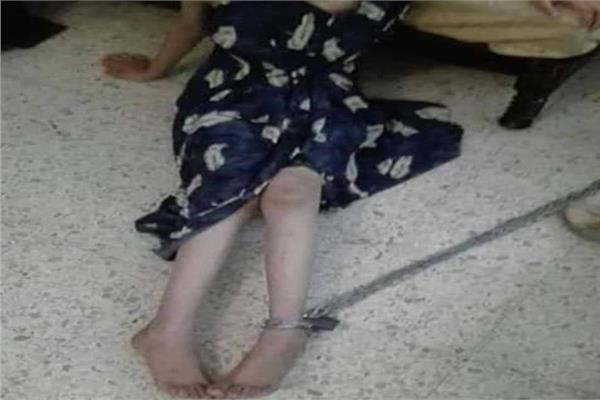 حبس زوجين لتكبيل ابنتهما بجنزير ودس السُم لها بقنا