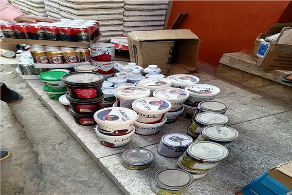  ضبط ٢٠٠ كجم جبنة و١٦٢ عبوة مواد غذائية منتهية الصلاحيه