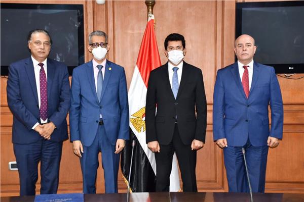 وزير الشباب خلال توقيع مذكرة تفاهم مع معهد البحوث والدراسات العربية