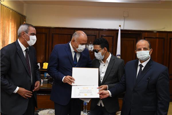 محافظ قنا يكرم طالبين كفيفين
