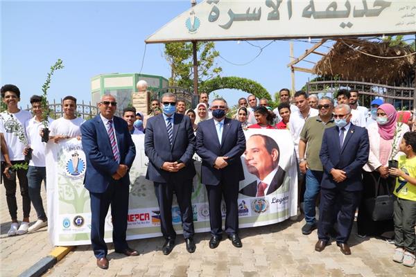 سعفان ومحافظ البحر الأحمر يزرعان 1500 شجرة 