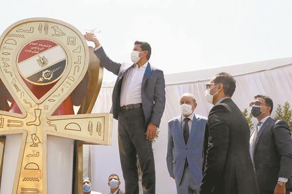 د. أشرف صبحى يضىء شعلة بطولة الشركات