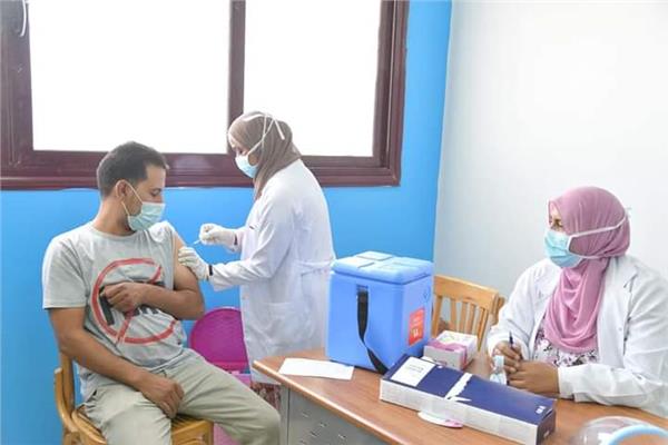  حملة للتطعيم ضد فيروس كورونا للعاملين بجامعة الوادى الجديد