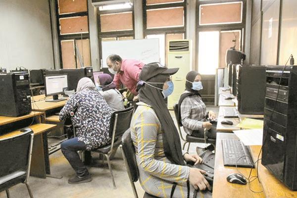 ■ طلاب المرحلة الثانية يواصلون تسجيل رغباتهم