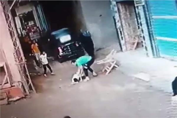 شاب ينقذ  طفل من الموت بالشرقية