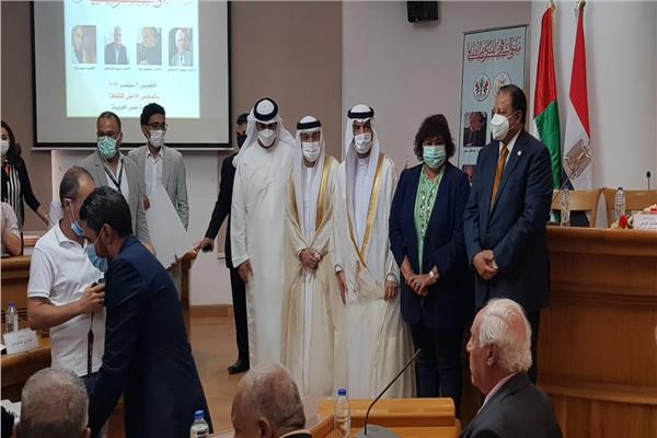  الدكتورة إيناس عبد الدايم وزيرة الثقافة وعبدالله العويس رئيس دائرة الشارقة للثقافة و تكريم الأدباء 