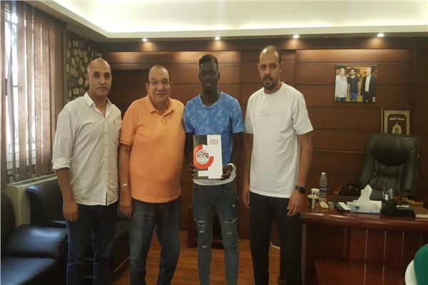 المقاولون يعلن أولى الصفقات ويضم الموريتاني مامادو نياس