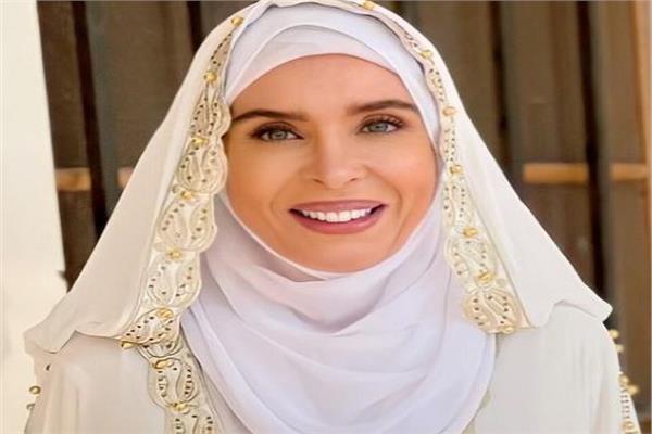 الفنانة والرقاصة الإستعراضية دينا