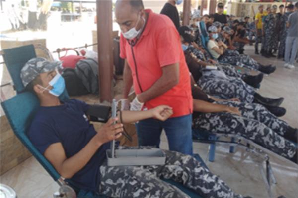 المجندون أثناء التبرع بالدم
