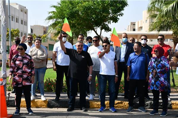 وزير الرياضة ومحافظ البحر الأحمر يطلقان شارة بدء ماراثون الجري بالغردقة