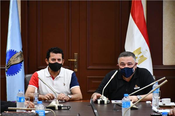 وزير الرياضة ومحافظ البحر الأحمر يناقشان إنشاء استاد للغردقة