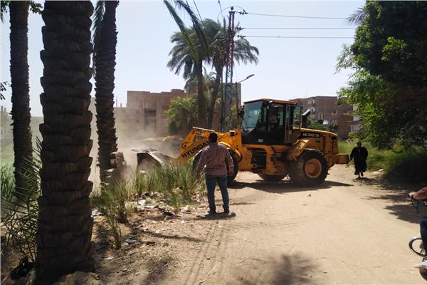 حالات ازالة لبعض التعديات على الاراضى الزراعية بأسيوط
