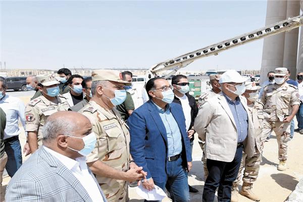 رئيس الوزراء ورئيس الهيئة الهندسية خلال يتفقدا الموقف التنفيذى للحى الحكومى بالعاصمة الإدارية