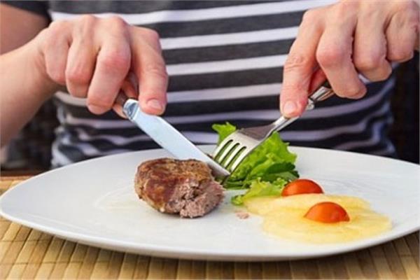 من إتيكيت الشعوب.. ممنوع الأكل باليد مباشرة في تشيلي.