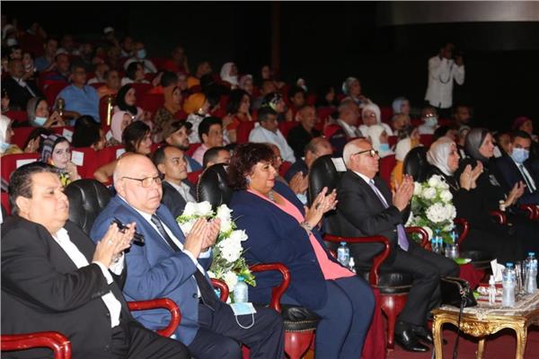 وزيرة الثقافة ومحافظ بورسعيد يشهدان عرضا لفرقة رضا بالمركز الثقافي