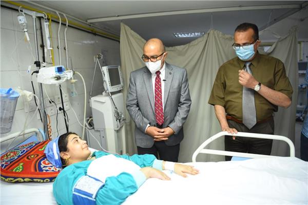 رئيس جامعة أسيوط يزور "منة" ضحية حادث الدهس بالمقطورة