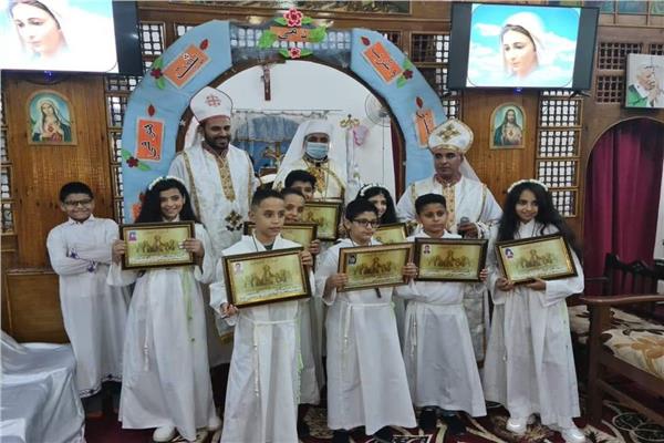  الأنبا عِمّانُوئِيل يترأس قداس المناولة الاحتفالية بكنيسة العذراء بكوم أمبو