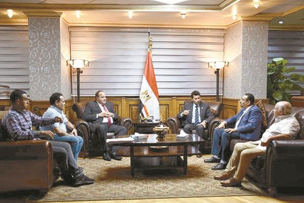 د.أشرف صبحي يتوسط  أحمد جلال وطارق سعيد خلال استعراض آخر ترتيبات مئوية الترسانة