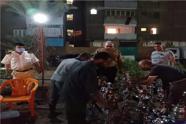 التحفظ على ٤٠ شيشة بمقاهي البساتين