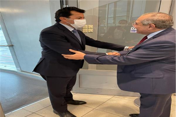 د. أشرف صبحى لحظة وصوله إلى روسيا 