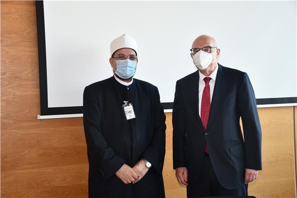 د.محمد مختار جمعة وزير الأوقاف مع فلاديمير فورونكوف بمقر الأمم المتحدة بفيينا