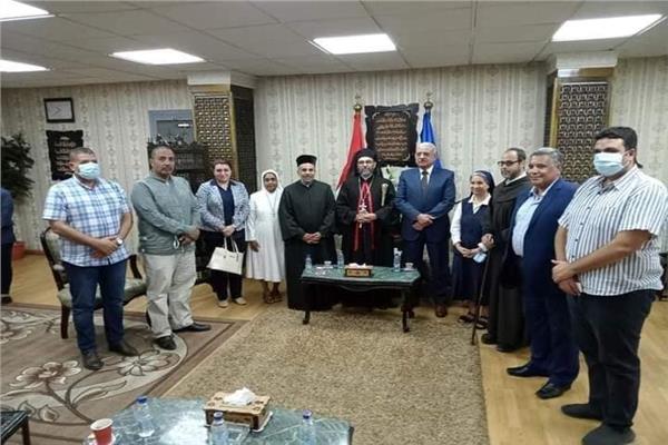 الأنبا دانيال يزور محافظ السويس