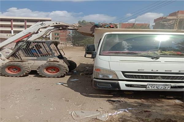 تكثيف أعمال النظافة بالعطلة الأسبوعية بمركز الشهداء