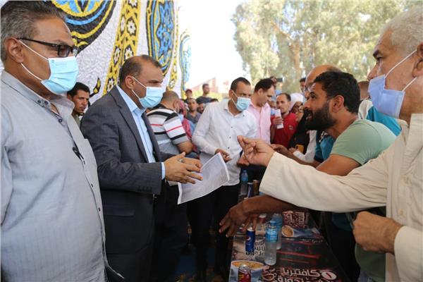 السكرتير المساعد بالمنوفية يتفقد جزيرة أبونشابة  ويوزع  مواد غذائية ولحوم علي  المتضررة 