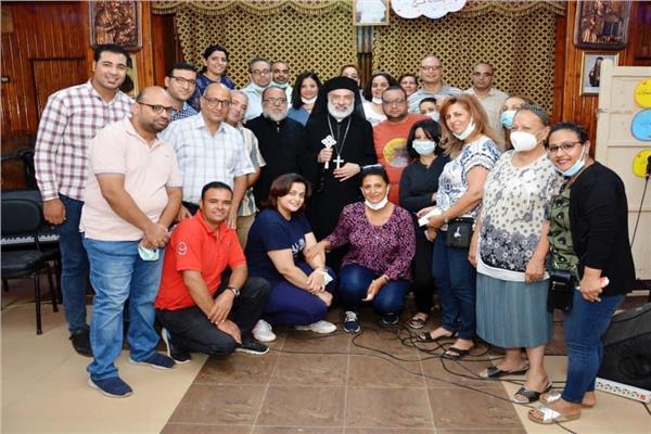  الأنبا باسيليوس يلتقي بخدمة يسوع نبع الحياة لمرضى الأورام بالإيبارشية  