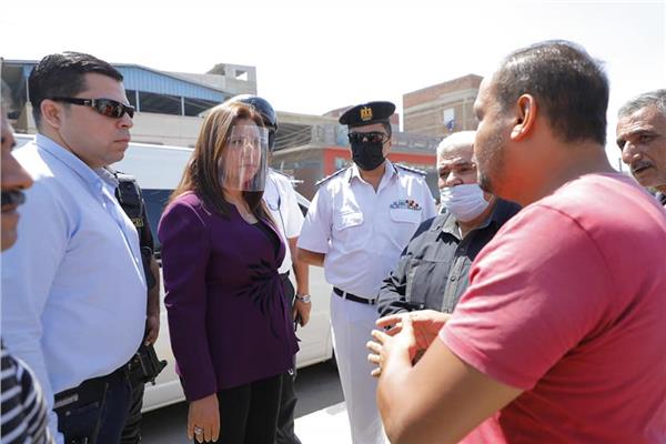 محافظ دمياط تتفقد موقف عزب النهضة وتؤكد على الالتزام بخطوط السير الجديدة