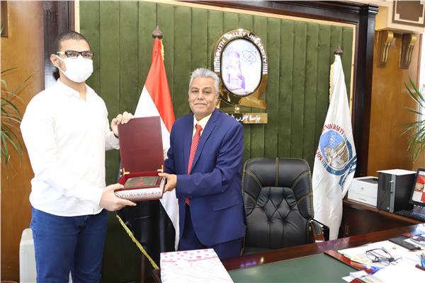 رئيس جامعة جنوب الوادى يكرم الطالب الحاصل على المركز الثانى على مستوى الجمهورية