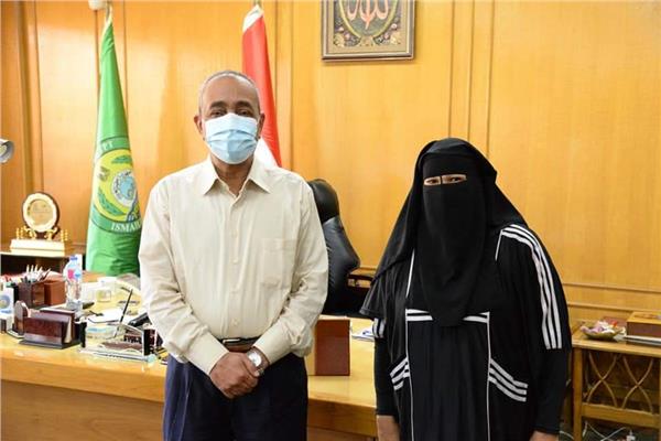 محافظ الإسماعيلية يستقبل حاله انسانيه ويمنحها وحدة سكنيه وماكينة خياطة