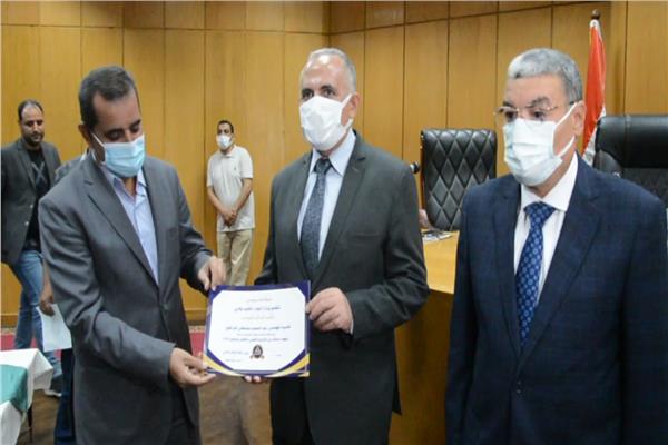 وزير الري يكرم عددا من المهندسين