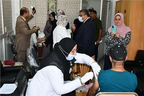 تلقي اللقاح بجامعة قناة السويس