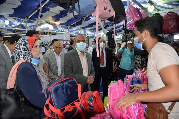 محافظ الإسماعيلية يفتتح معرض "أهلا مدارس"