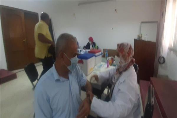  تلقي الجرعة الأولى من التطعيم ضد كورونا  للعاملين بالقوى العاملة