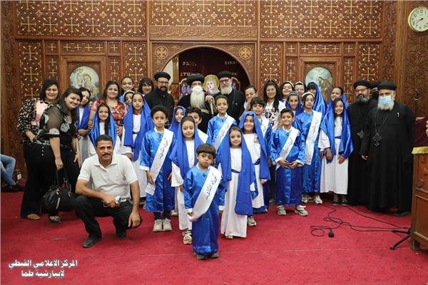 الانبا اسحق يكرم أوائل الشهادة الإعدادية