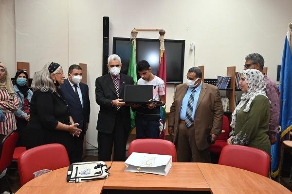 لاب توب  هدية من جامعة الفيوم لأول الثانوية العامة للمكفوفين