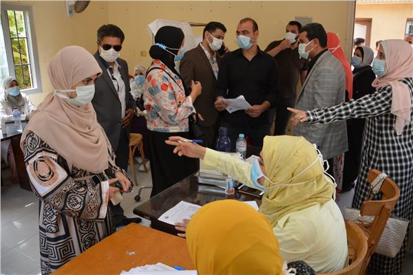 رئيس جامعة دمياط يتفقد انتظام عملية تطعيم الطلاب