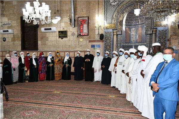 أحمد علي همام مدير إدارة الشئون الدينية بالجامع الأزهر مع الأئمة السودانيين والواعظات بجامع الأزهر