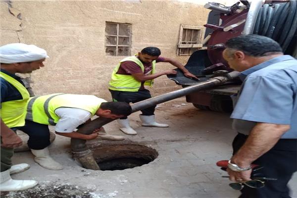 تجديد شبكة الإنارة وتطهير الصرف الصحي بجنوب الجيزة