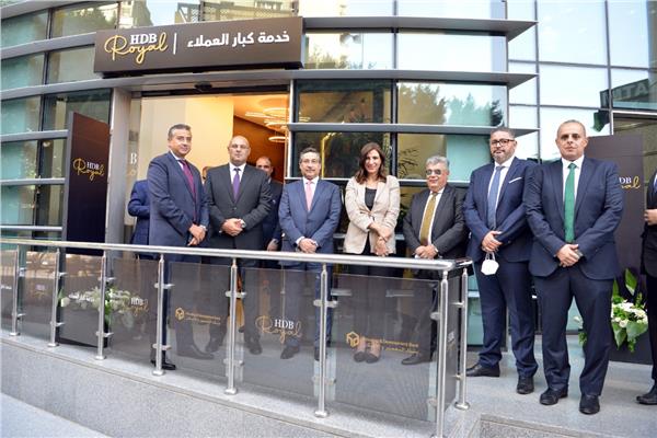 افتتاح ١٢ مركز لخدمة كبار العملاء بفروع البنك