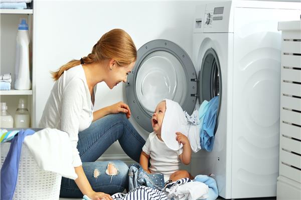 طفله الرضيعة في «مجفف الملابس» 