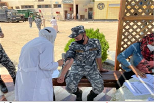 رجال الشرطة أثناء التبرع بالدم