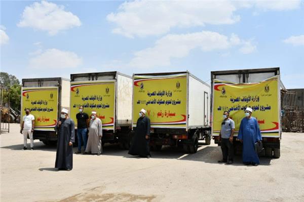 سيارات توزيع لحوم أضاحي الأوقاف