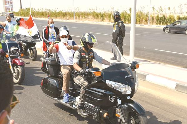 وزير الرياضة يحيى المتسابقين فى افتتاح أول المسارات المؤمنة للدراجات