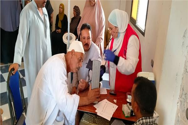 تنفيذ عدد ٢ قافلة سكانية شاملة بمركزي المحمودية وكوم حماده بالبحيرة 
