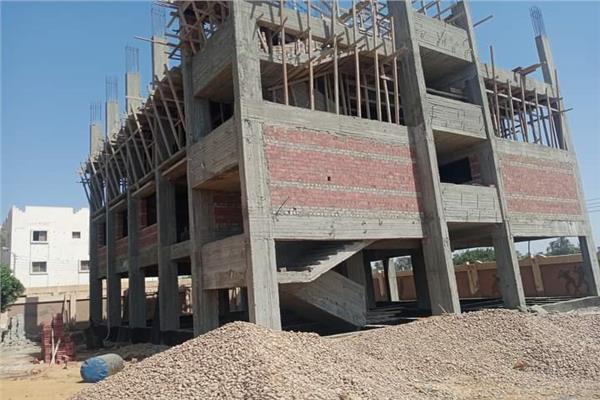 رئيس مدينة ملوى يتابع أعمال تنفيذ مشروعات المبادرة الرئاسية حياة كريمة بقرى مركز ملوي 