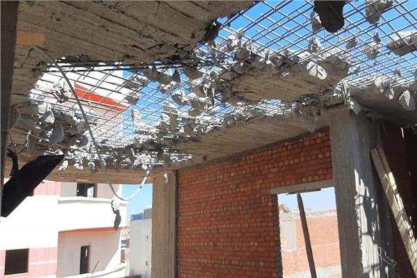 إزالة طابقين مخالفين على مساحة ١٥٠ متر مربع بكفر الدوار 